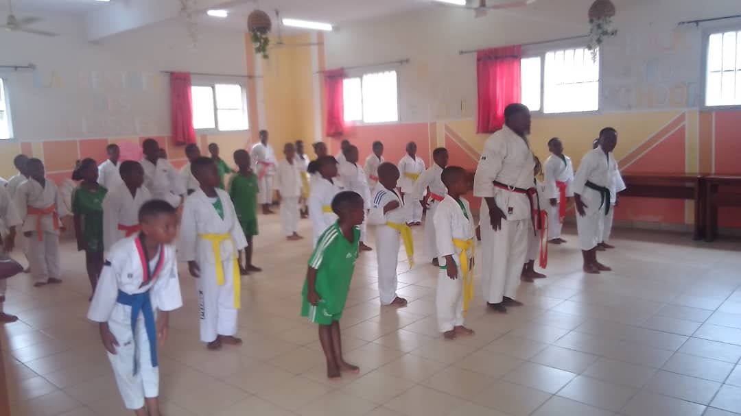 Cours de karaté à l'école