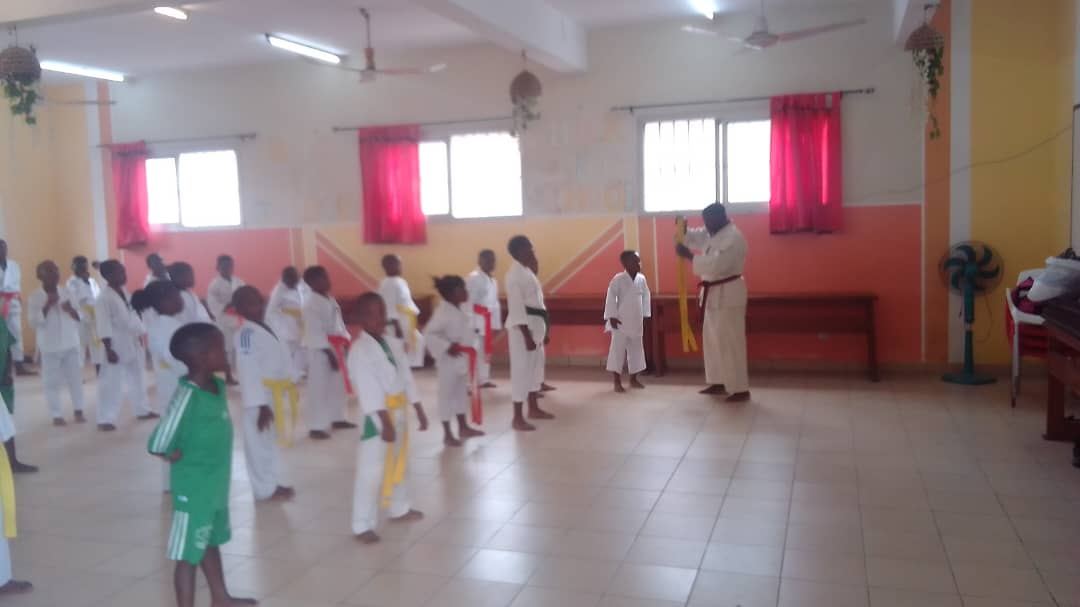 Élèves en tenue de karaté pendant l'entraînement